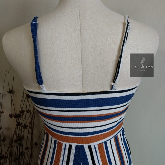 🆕 Striped Jumpsuit w/Keyhole Detail - Picture 14 of 17